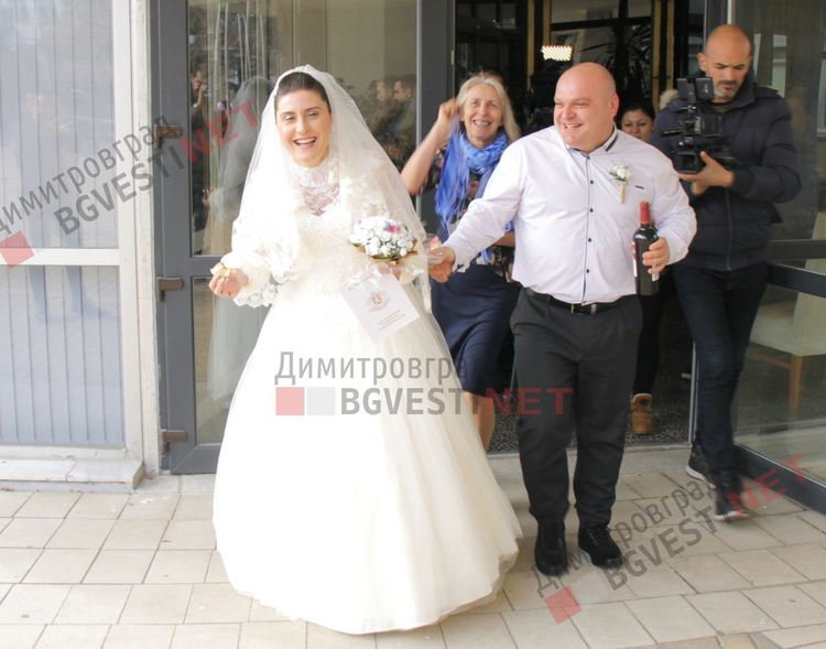 Таня даде шанс на Петко и си казаха ДА! Общината ги изненада с "Божествена светлина"