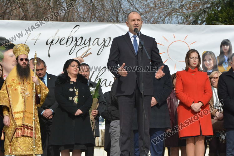 Президентът Радев заряза лозята в Ивайловградско, отпускат 8 млн. лв. за вила "Армира"