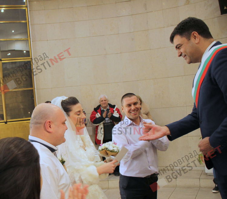 Таня даде шанс на Петко и си казаха ДА! Общината ги изненада с "Божествена светлина"