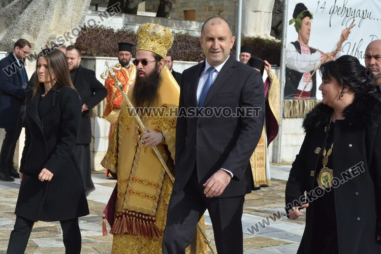 Президентът Радев заряза лозята в Ивайловградско, отпускат 8 млн. лв. за вила "Армира"