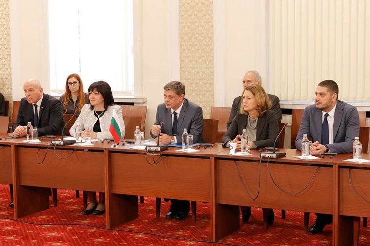 Цвета Караянчева посрещна американски генерали в Народното събрание