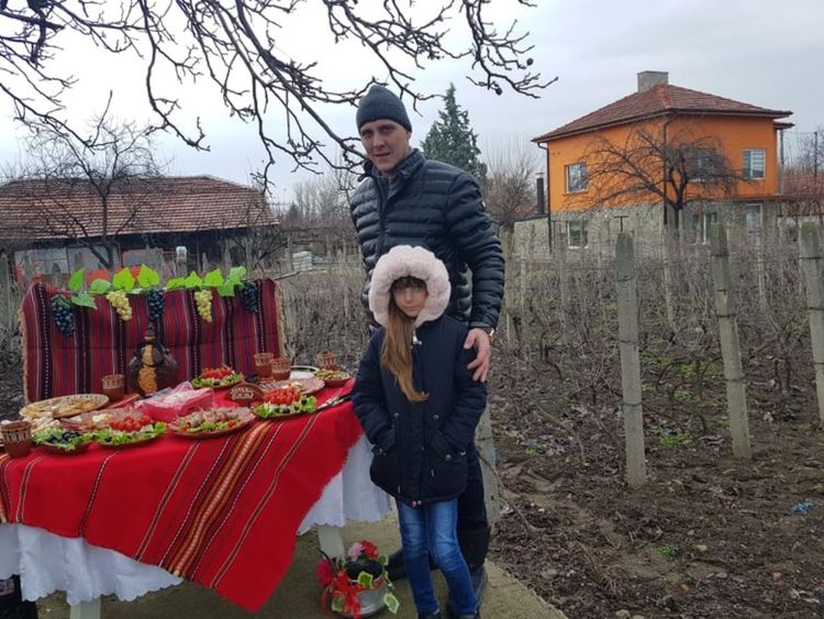 Домакинът - Ангел Костов с дъщеричката му