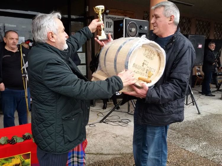 Васил Чингаров връчва наградата на царя на виното Костадин Ковачев