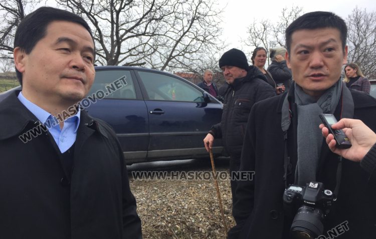 Посланикът на Китай в България н.пр. г-н Дун Сяодзюн /вляво/