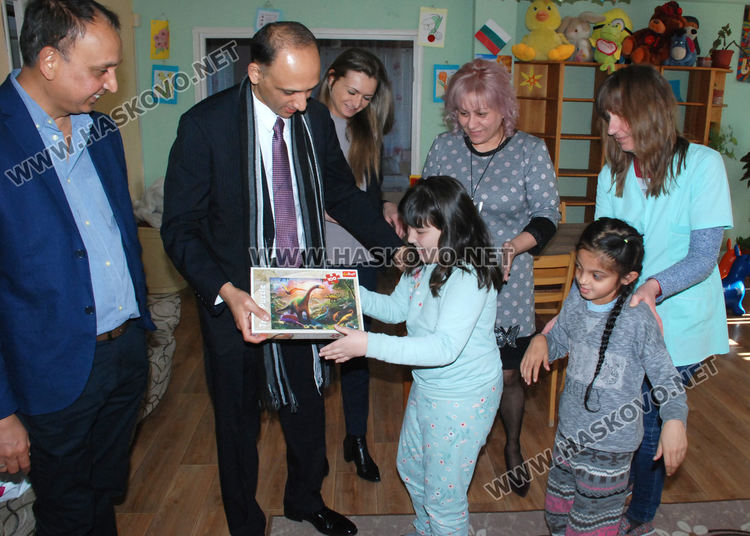 Възпитаниците на Дом „Марина“ получиха играчки от пакистанския посланик
