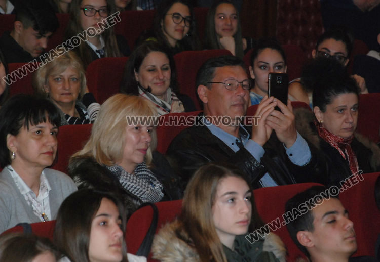 Нели Генова и Виктория Георгиева са носители на званието „Ученик на годината“ на Езиковата гимназия