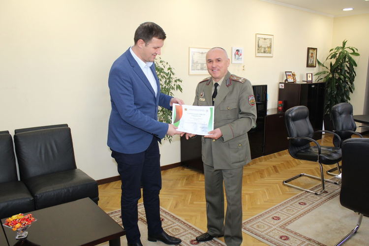 Станислав Дечев с грамота за принос за издигане авторитета на Българската армия