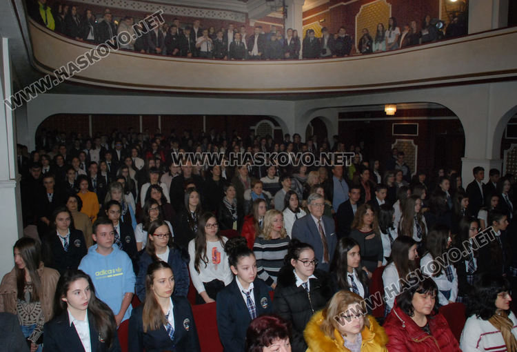 Нели Генова и Виктория Георгиева са носители на званието „Ученик на годината“ на Езиковата гимназия