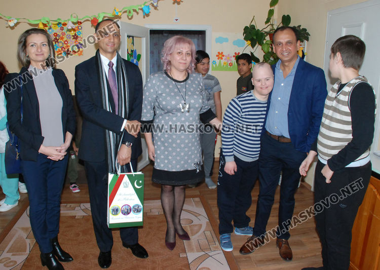 Възпитаниците на Дом „Марина“ получиха играчки от пакистанския посланик