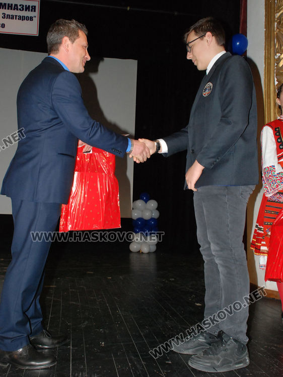 Нели Генова и Виктория Георгиева са носители на званието „Ученик на годината“ на Езиковата гимназия