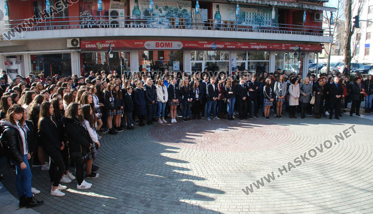 Нели Генова и Виктория Георгиева са носители на званието „Ученик на годината“ на Езиковата гимназия