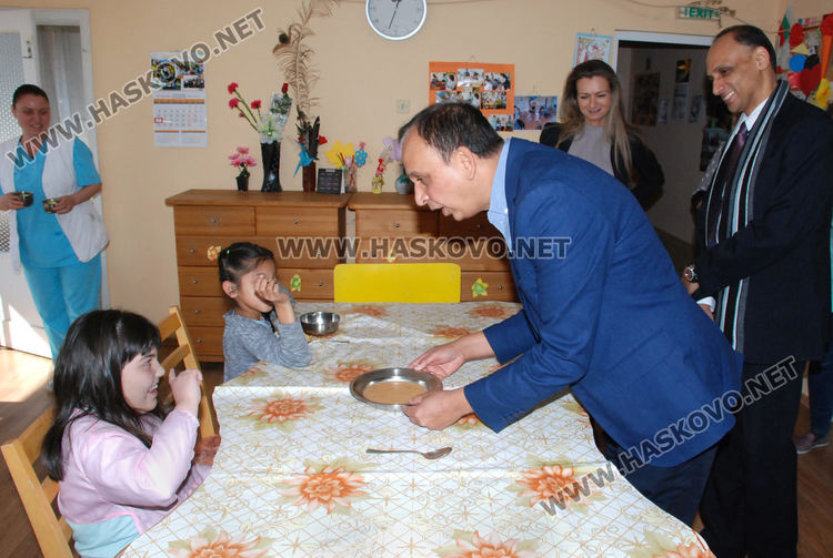 Възпитаниците на Дом „Марина“ получиха играчки от пакистанския посланик