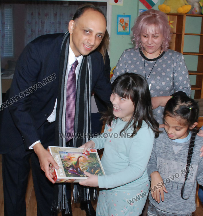 Пакистанският посланик Маруан Алекс Аййош зарадва децата в Дом "Марина"