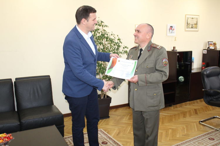 Станислав Дечев с грамота за принос за издигане авторитета на Българската армия