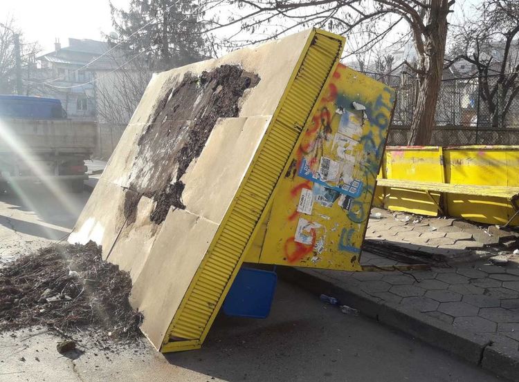  Демонтираха опасна спирка до училище