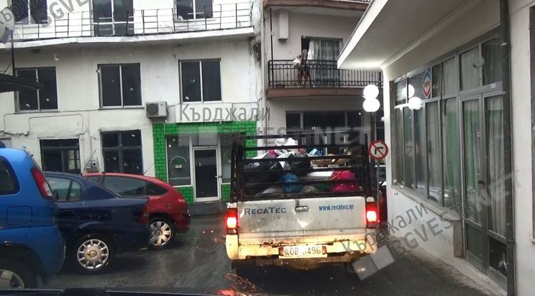 И в Ехинос си хвърлят сметта от терасите , като в Кърджали, но уцелват боклуджийската кола