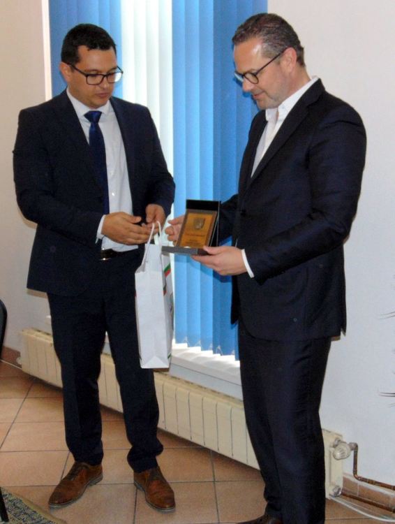 Здравко Иванов връчи на Томас Кренбауер почетен плакет за дългогодишните усилия на компанията в опазването на водните ресурси на региона.„Да си лидер на пазара на бутилирана вода означава преди всичко отговорност. Продължаваме да инвестираме както в завода и производството, така и в икономическия просперитет на региона.", каза Томас Кренбауер 