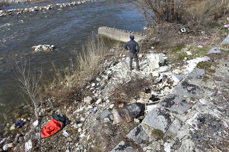 Спипаха мъж да разфасова хладилник в коритото на Чая, накараха го да си почисти сам