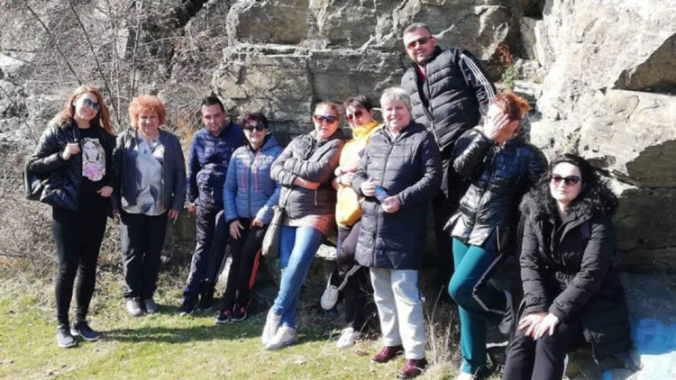 Цвета Караянчева смени костюма с анцуг, разходи се до язовир Кърджали