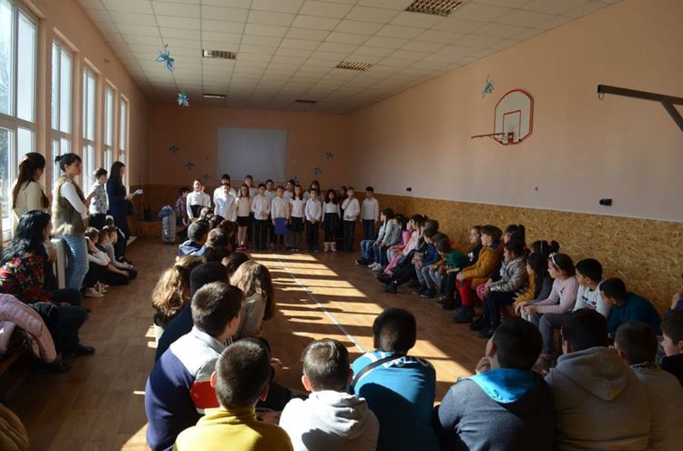 Първомай прекланя глава пред Апостола