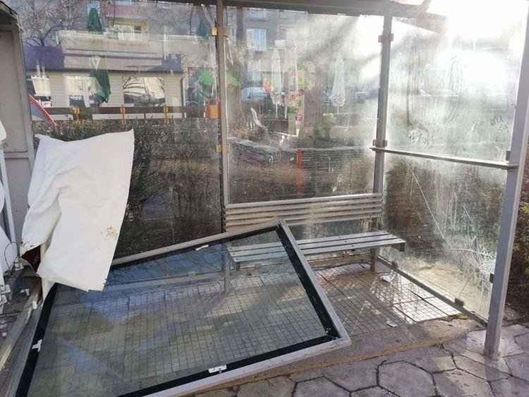  Демонтираха опасна спирка до училище