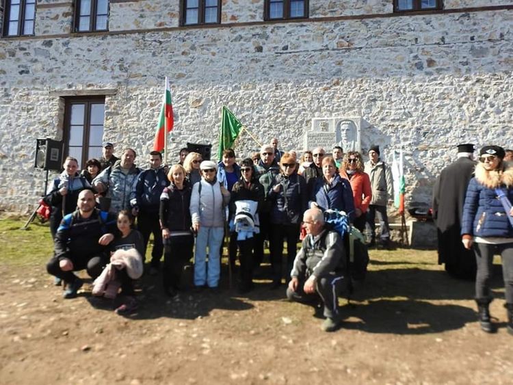 Първомай прекланя глава пред Апостола