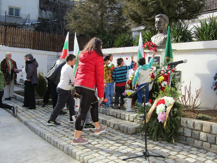 Цветя и венци пред първия паметник на Левски в родопско село, в което дирил съмишленици за борбата 