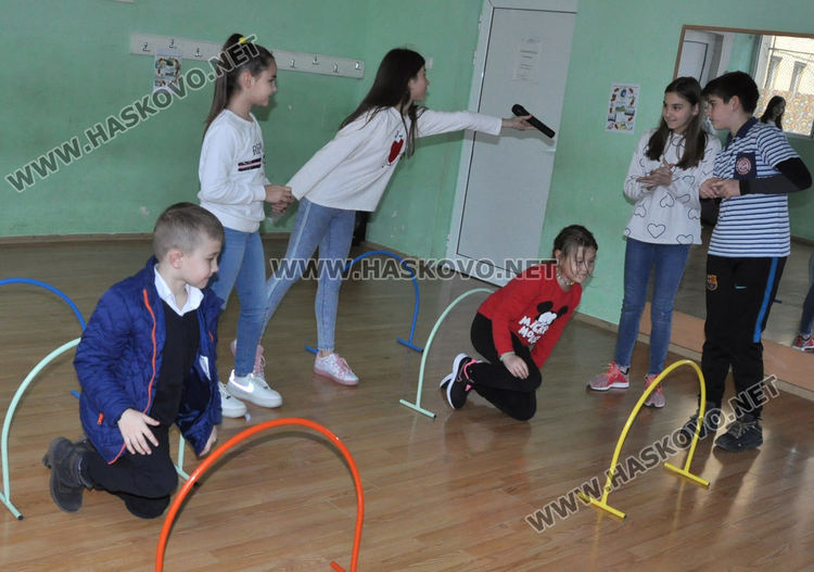 Четвъртокласници учат  първолаците как да събират разделно боклука