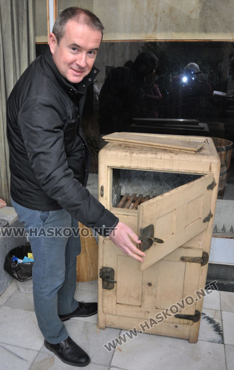 Пнко Добрев показва фризера 