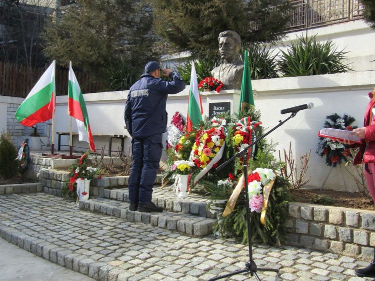 Цветя и венци пред първия паметник на Левски в родопско село, в което дирил съмишленици за борбата 
