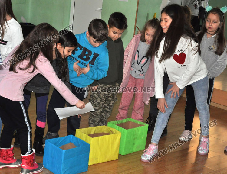 Четвъртокласници учат  първолаците как да събират разделно боклука