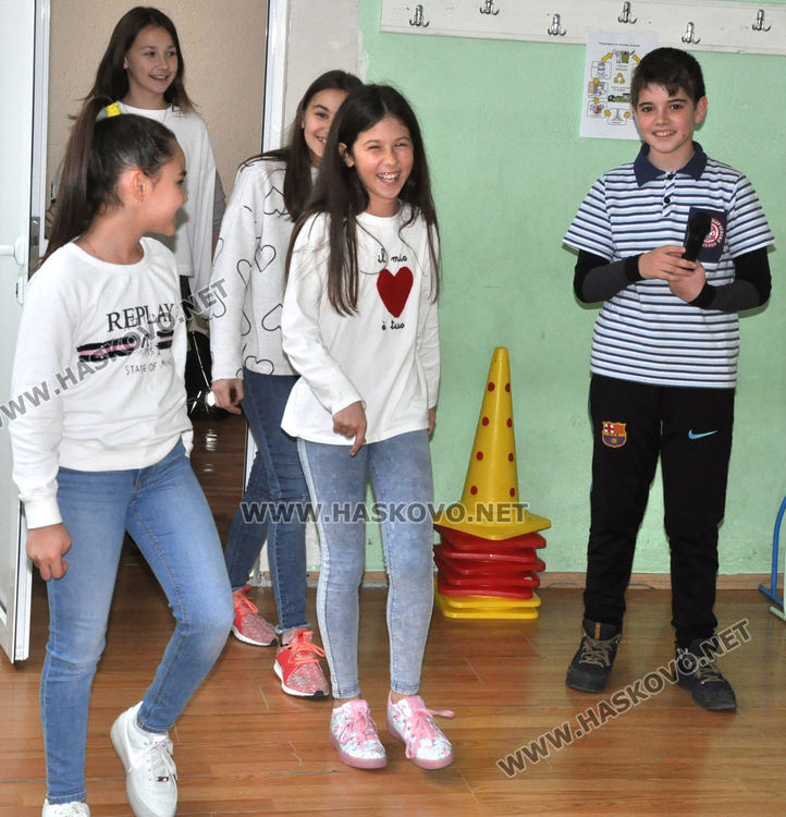 Четвъртокласници учат  първолаците как да събират разделно боклука