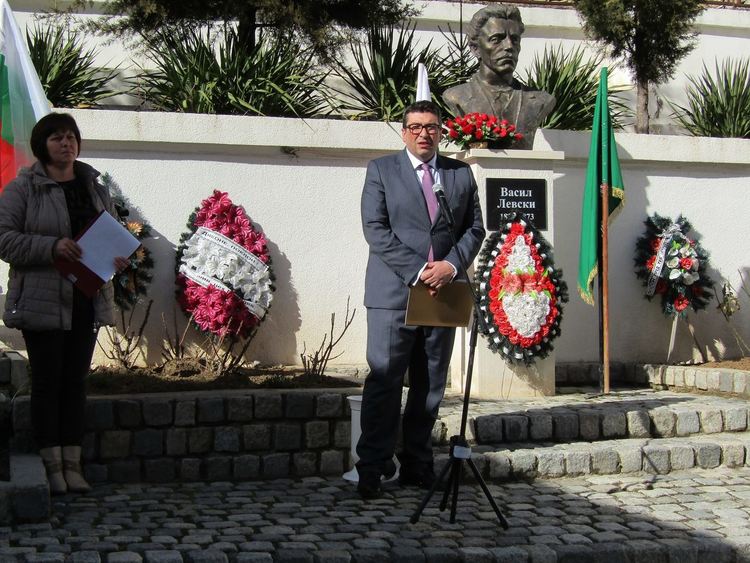Цветя и венци пред първия паметник на Левски в родопско село, в което дирил съмишленици за борбата 