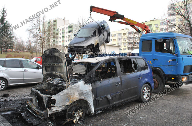 Собствениците на изгорелите коли в "Бадема" подозират умишлен палеж