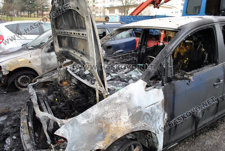 Собствениците на изгорелите коли в "Бадема" подозират умишлен палеж