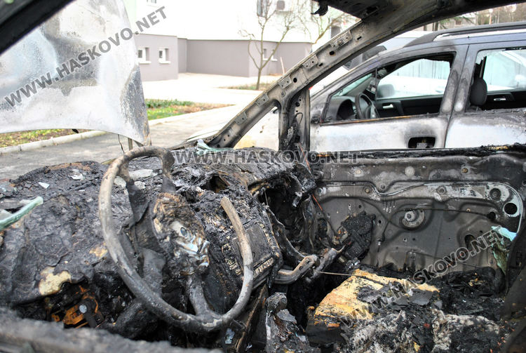 Собствениците на изгорелите коли в "Бадема" подозират умишлен палеж