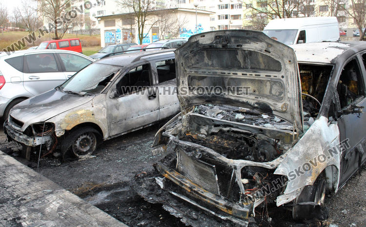 Собствениците на изгорелите коли в "Бадема" подозират умишлен палеж