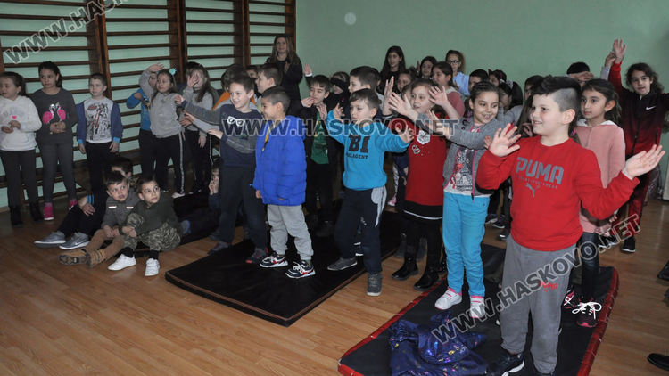 Четвъртокласници учат  първолаците как да събират разделно боклука