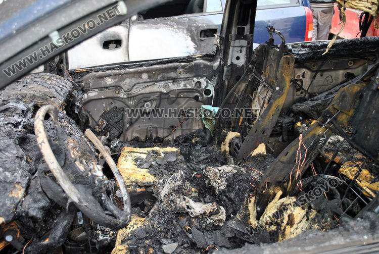 Собствениците на изгорелите коли в "Бадема" подозират умишлен палеж