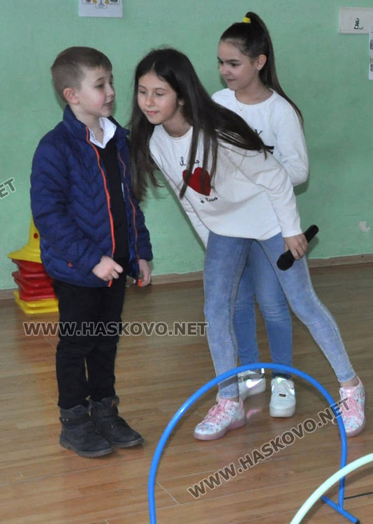 Четвъртокласници учат  първолаците как да събират разделно боклука