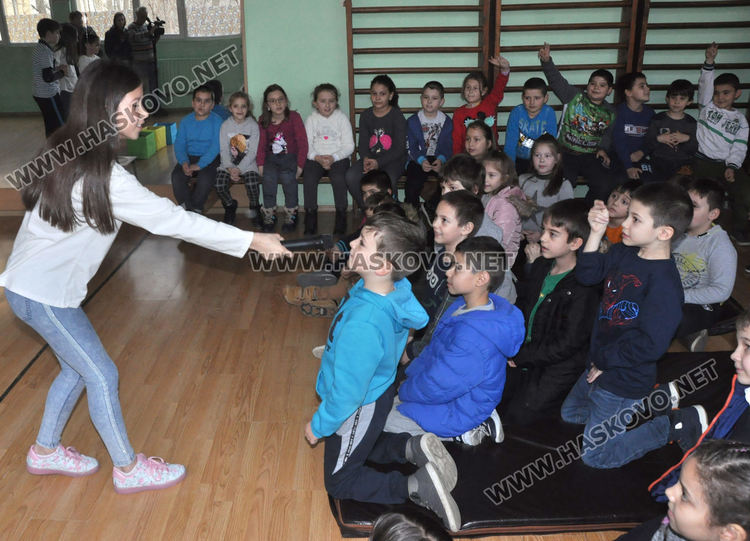 Четвъртокласници учат  първолаците как да събират разделно боклука