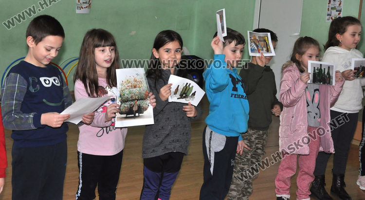 Четвъртокласници учат  първолаците как да събират разделно боклука