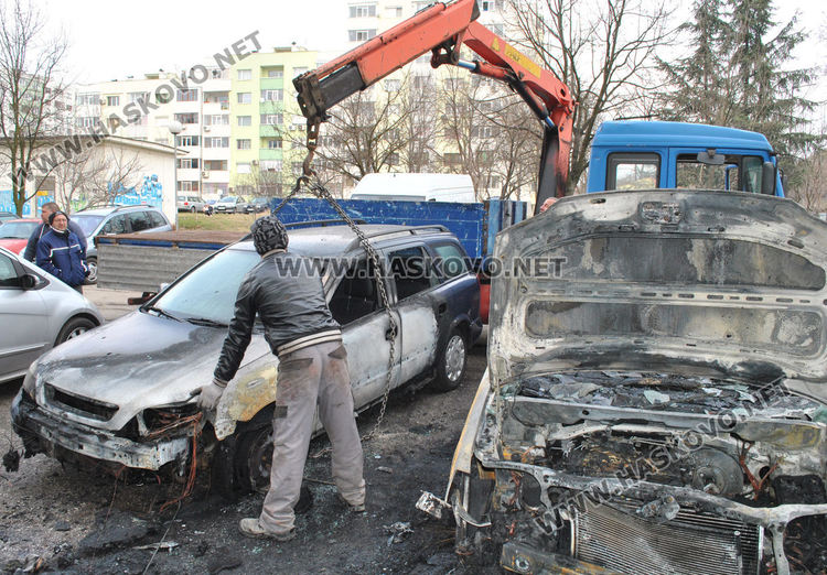Собствениците на изгорелите коли в "Бадема" подозират умишлен палеж