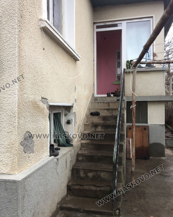 Стълбите, по които преди дни 3-годишният Георги паднал, докато играел с по-малките деца на Янко