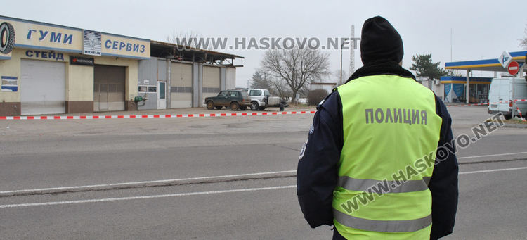 Няма бомба в изоставения куфар, извадиха одеяло и дрехи