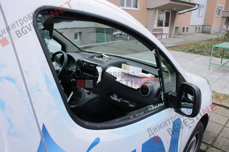 Пострадалия автомобил на ул. Анри Барбюс