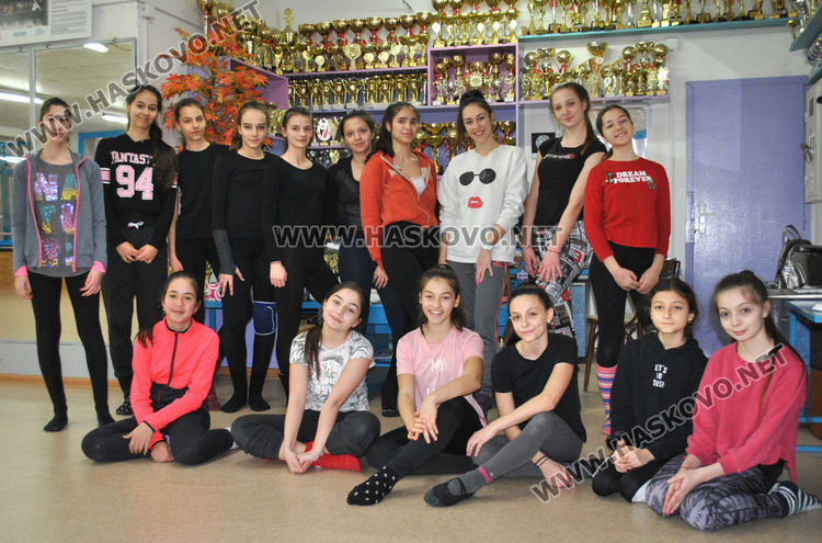 Петра Недялкова /на задния ред третата от дясно наляво/с балерините от Тангра