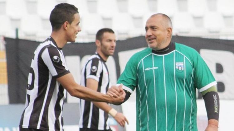 Българският премиер Бойко Борисов поздравява Станко Йовчев, брат на разследвания модел в Барселона. Сн.:  "Периодико"