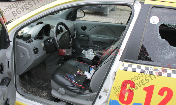 Пострадалия автомобил на бул. Стефан Стамболов
