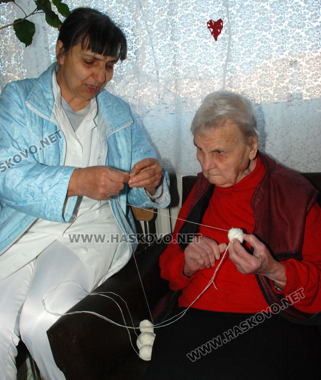 Плетат мартенички на една кука в Старческия дом